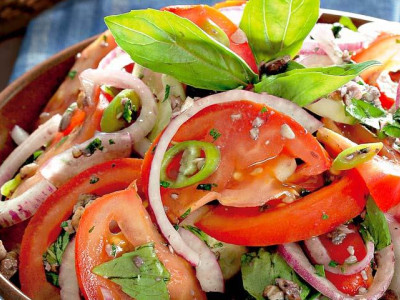 Салат с помидорами и огурцами есть нельзя - ученые