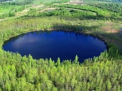 Почему уже 200 лет не могут найти дно в озере Бездонное, и какие опыты там проводил Менделеев