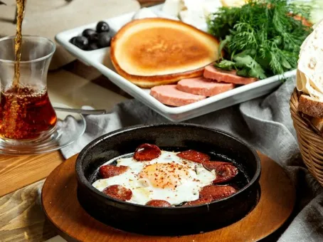 Сытный завтрак всего за 7 минут: в 10 раз вкуснее приевшихся яичницы и бутербродов
