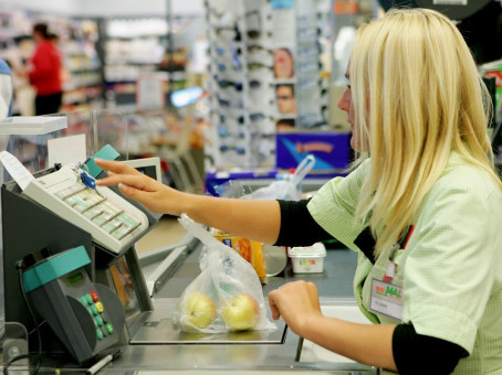 Продавец супермаркета научила легко обходить 4 ловушки для покупателей